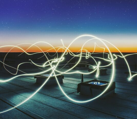 취약계층 냉·난방비 걱정 던다…올해 에너지바우처 신청 접수 time lapse photography of square containers at night