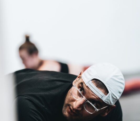 허리 통증 완화 운동법: 필라테스로 건강한 허리 만들기 man in black crew neck t-shirt wearing white cap and black framed eyeglasses