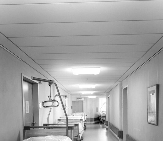 한 총리, “사법부 판단과 국민 뜻에 따라 집단행동 멈추고 복귀” 당부 white hospital bed in a room