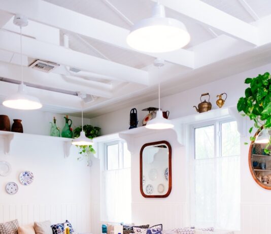 저렴하고 맛있는 착한가격업소, 소비자가 직접 뽑는다 photo of room with lighted pendant lamps