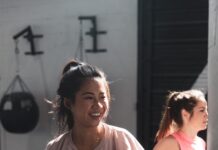 건강한 간호를 위한 기본 수칙 woman in pink long sleeve shirt and black pants holding black kettle bell