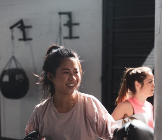 건강한 간호를 위한 기본 수칙 woman in pink long sleeve shirt and black pants holding black kettle bell