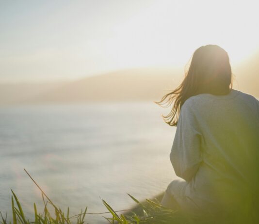 직장인 건강을 위한 생활 습관 woman wearing gray long-sleeved shirt facing the sea