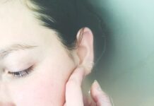 피부 건강을 위한 스킨케어 루틴 woman soaked in water