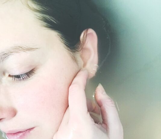 피부 건강을 위한 스킨케어 루틴 woman soaked in water