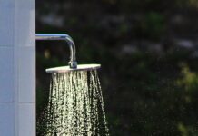 여름철 체온 조절 방법 gray steel shower