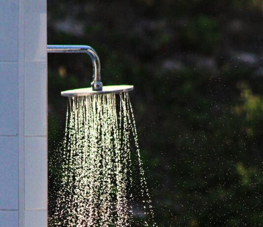 여름철 체온 조절 방법 gray steel shower