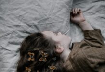 여름철 숙면을 위한 방법 girl lying on gray bed sheet