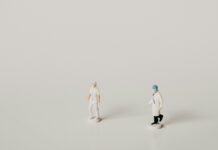 정부 “이달 22일부터 하반기 전공의 모집 차질없이 진행” man in white dress shirt and black pants