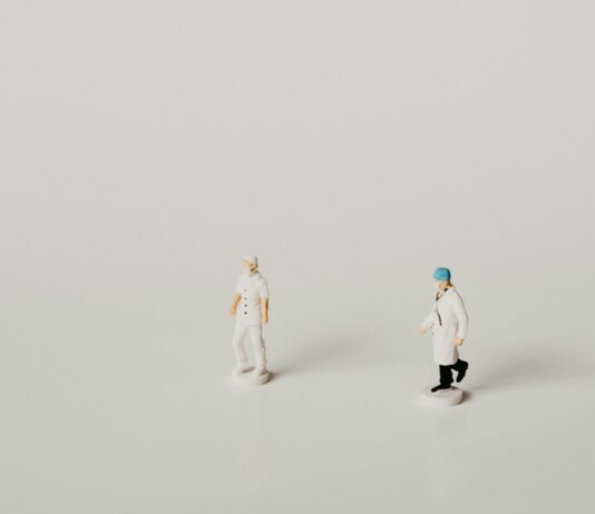 정부 “이달 22일부터 하반기 전공의 모집 차질없이 진행” man in white dress shirt and black pants