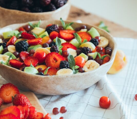 여름철 건강한 체중 유지 식단 계획 a plate of food
