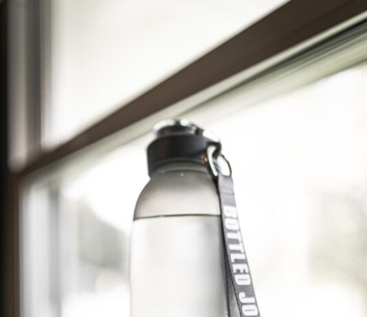 여름철 야외 운동 시 필요한 필수 아이템 person holding gray and black tumbler