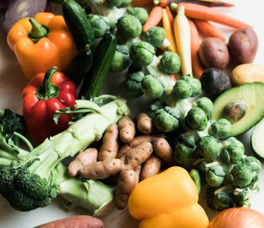 여름철 건강한 다이어트 식단 소개 sliced carrots and green vegetable