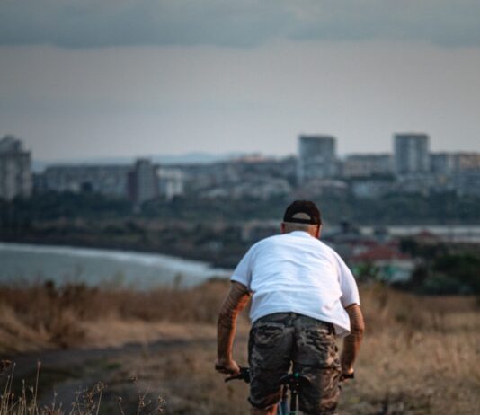 여름철 건강한 바디라인 유지하기 man driving the bicycle