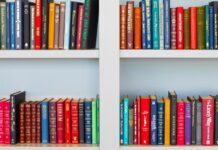 지난해 공공도서관 이용자 2억 200명…전년 대비 14.5%↑ assorted-title book lot placed on white wooden shelf