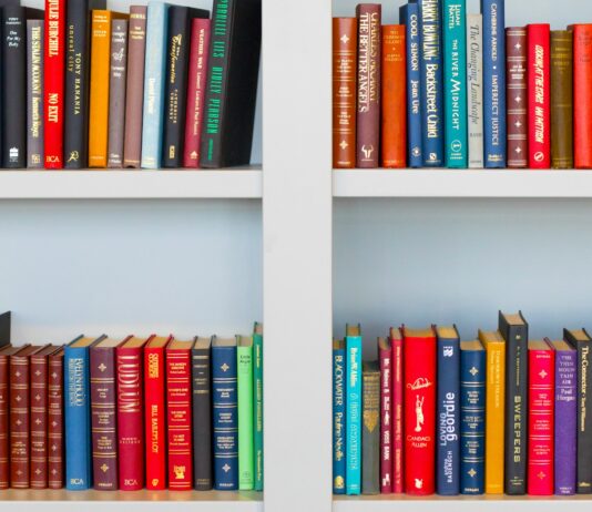 지난해 공공도서관 이용자 2억 200명…전년 대비 14.5%↑ assorted-title book lot placed on white wooden shelf