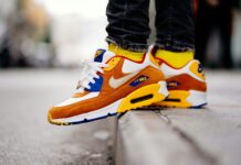 여름철 운동 시 알맞은 신발 선택법 close-up photography of person wears brown-and-white Nike Air Max