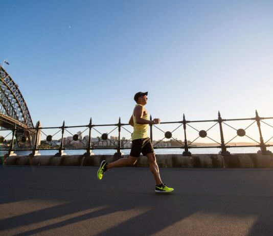 무기력한 몸을 일으키는 운동: 유산소 운동으로 활력을 되찾다 man in yellow tank top running near shore
