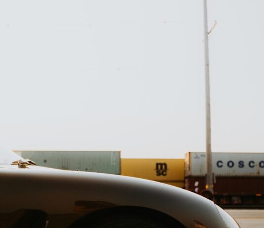 제조업 AI 도입률 40%로 확대…200개 선도 프로젝트 추진 A black sports car parked on the side of the road