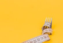 운동과 함께하는 효과적인 다이어트 방법 yellow and white measuring tape