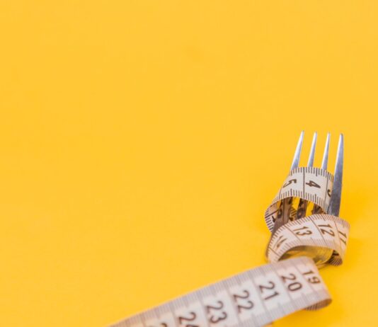 운동과 함께하는 효과적인 다이어트 방법 yellow and white measuring tape