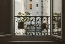 운동과 수면: 두 가지의 상관관계 closeup photo of open window with flower