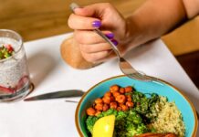 비만을 예방하는 자연식 식단의 과학적 근거 person holding spoon with food in blue ceramic bowl