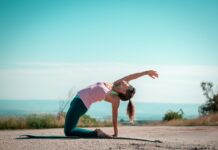 필라테스 기구와 맨몸 운동, 무엇이 더 효과적일까? a woman doing a yoga pose on a yoga mat
