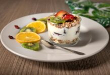 저칼로리 음식으로 다이어트 성공하는 방법 ice cream with sliced lemon on white ceramic plate