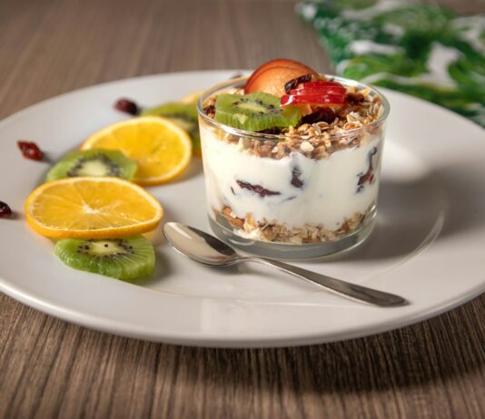 저칼로리 음식으로 다이어트 성공하는 방법 ice cream with sliced lemon on white ceramic plate