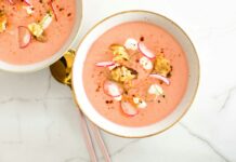 자연식의 힘: 현대인의 건강을 지키는 방법 a bowl of soup with chopsticks