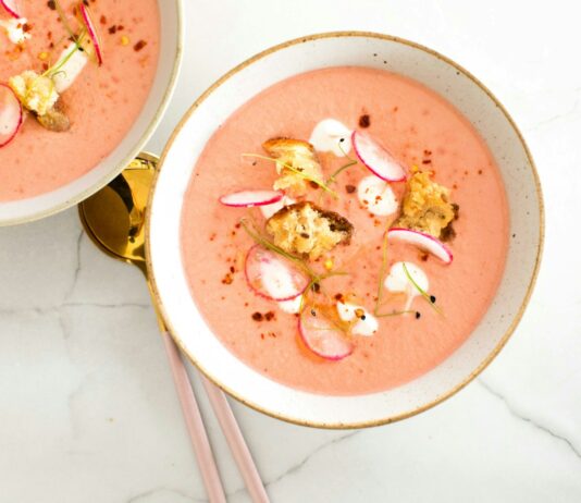 자연식의 힘: 현대인의 건강을 지키는 방법 a bowl of soup with chopsticks