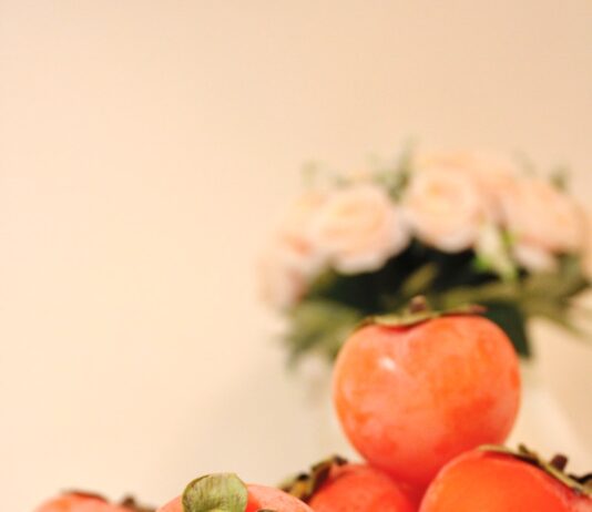 가을 다이어트, 운동의 힘으로 성과를 높이는 방법 a white plate topped with tomatoes next to a vase of flowers