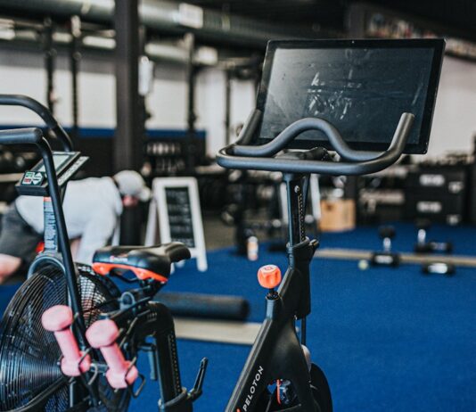 다이어트 성공을 위한 실천 전략 black and blue trike on gray concrete floor