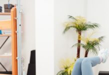 겨울철 필라테스, 초보자를 위한 가이드 a woman laying on a bench in a gym