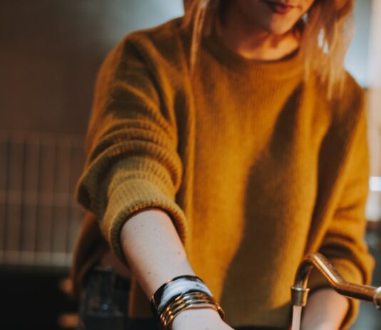 감기 예방을 위한 손 씻기의 과학적 중요성 photo of woman holding brass-colored faucet