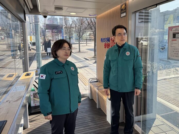 지난 24일 박희영 용산구청장(왼쪽)이 효창공원앞역 용산형 스마트쉼터에서 겨울철 한파 취약시설 점검을 실시하고 있다