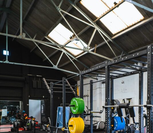 병을 예방하고 건강을 유지하는 운동 습관 black and yellow exercise equipments