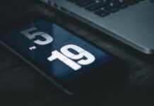 효과적인 시간 관리를 위한 앱 활용법 black smartphone beside laptop