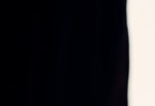 봄맞이 디톡스: 몸을 가볍게 만드는 건강법 a glass of water sitting on top of a bed