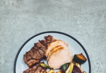 폭식을 막는 실용적인 팁 sliced bread on blue and white ceramic plate