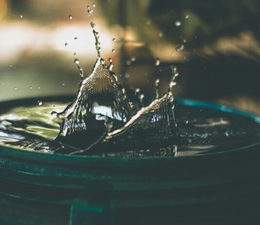 일상생활에서 중요한 물섭취: 하루권장량채우기 water drop on bucket photo