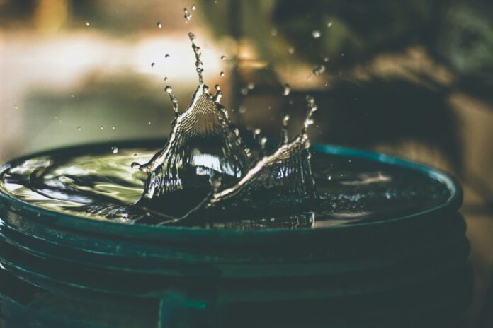 Photo by Amritanshu Sikdar water drop on bucket photo