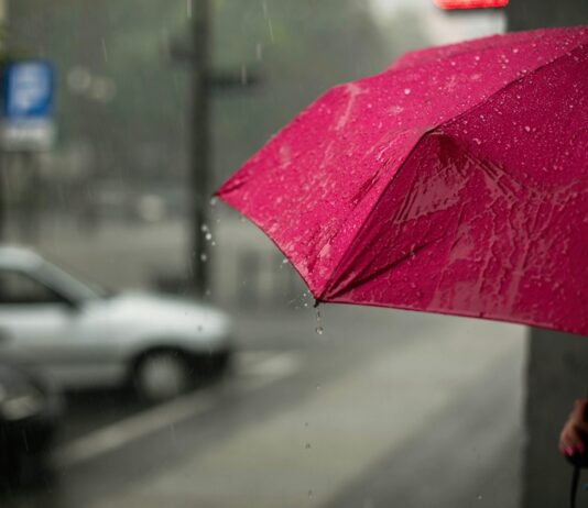 “비 오는 날만 되면 머리가 욱신욱신”…기압 변화에 민감한 사람들을 위한 루틴 pink umbrella