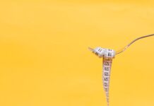 건강한 다이어트, 효과적인 방법과 지속 가능한 습관 형성의 중요성 white and black plane in mid air