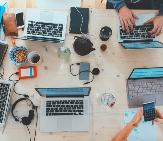 디지털 디톡스, 현대인의 정신 건강 지키는 첫걸음 people sitting down near table with assorted laptop computers
