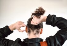 건강한 두피와 아름다운 머릿결을 위한 헤어 관리법 man in black long sleeve shirt holding black hair brush