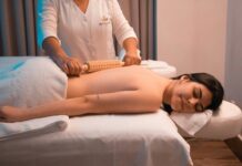 대체요법, 현대인의 건강 관리에 새로운 선택지로 주목받다 woman massaged