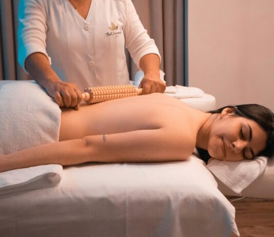 대체요법, 현대인의 건강 관리에 새로운 선택지로 주목받다 woman massaged