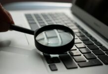 질병관리청, 개인정보 대규모 유출… 이름·BMI·질병정보까지 포함 magnifying glass near gray laptop computer